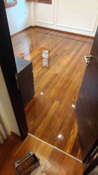 ขัดพื้นไม้เคลือบเงาทั้งห้อง โดย TCH Teamwood ช.ฉลองงานไม้