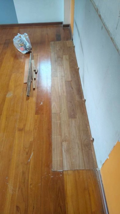 ขัดพื้นไม้เคลือบเงาทั้งห้อง โดย TCH Teamwood ช.ฉลองงานไม้