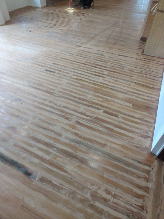 ขัดพื้นไม้โทนสีอ่อน โดย TCH Teamwood ช.ฉลองงานไม้