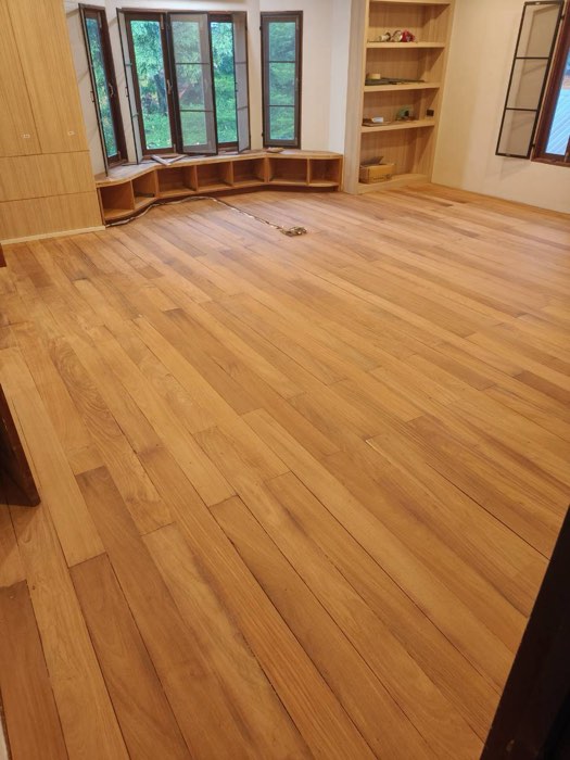 ขัดพื้นไม้โทนสีอ่อน โดย TCH Teamwood ช.ฉลองงานไม้