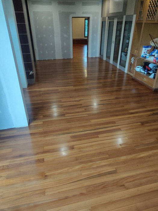 ขัดพื้นไม้โทนสีอ่อน โดย TCH Teamwood ช.ฉลองงานไม้