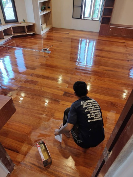 ขัดพื้นไม้โทนสีอ่อน โดย TCH Teamwood ช.ฉลองงานไม้