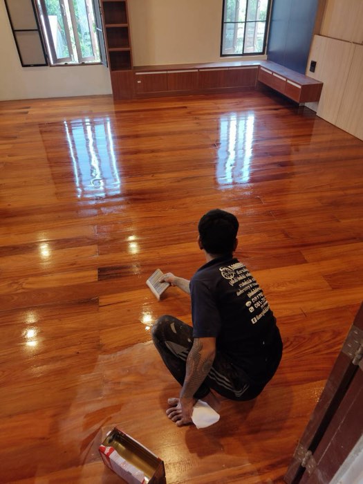 ขัดพื้นไม้โทนสีอ่อน โดย TCH Teamwood ช.ฉลองงานไม้