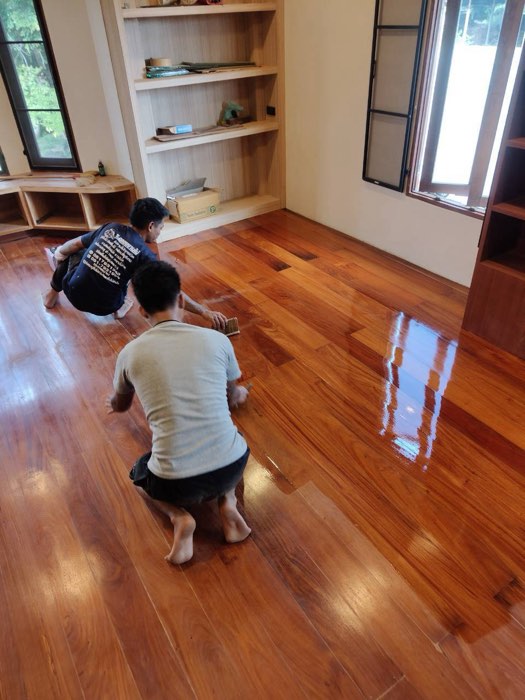 ขัดพื้นไม้โทนสีอ่อน โดย TCH Teamwood ช.ฉลองงานไม้