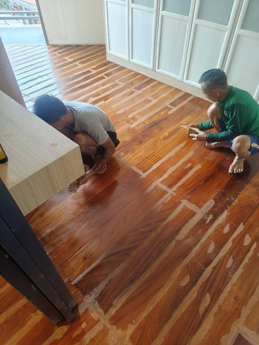 ขัดพื้นไม้โทนสีอ่อน โดย TCH Teamwood ช.ฉลองงานไม้
