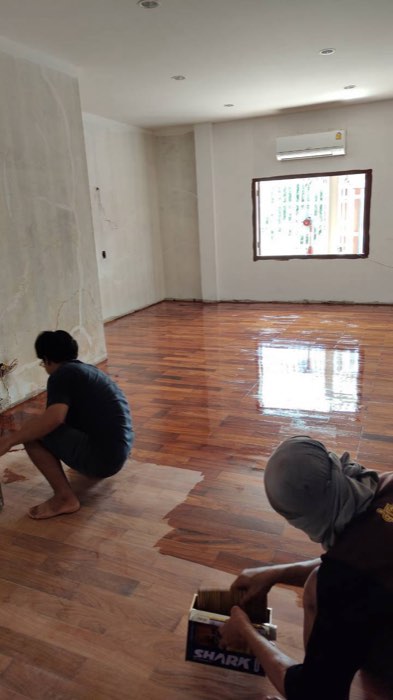 ขัดพื้นไม้พร้อมเคลือบเงา โดย TCH Teamwood ช.ฉลองงานไม้