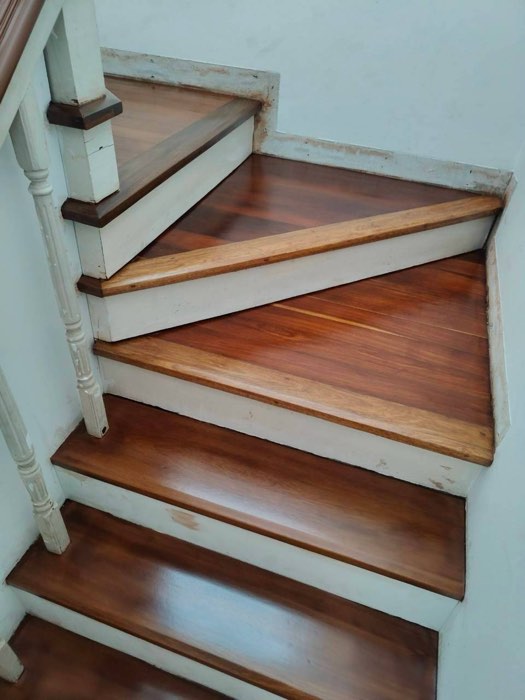 ปูขั้นบันไดไม้จริง โดย TCH Teamwood ช.ฉลองงานไม้