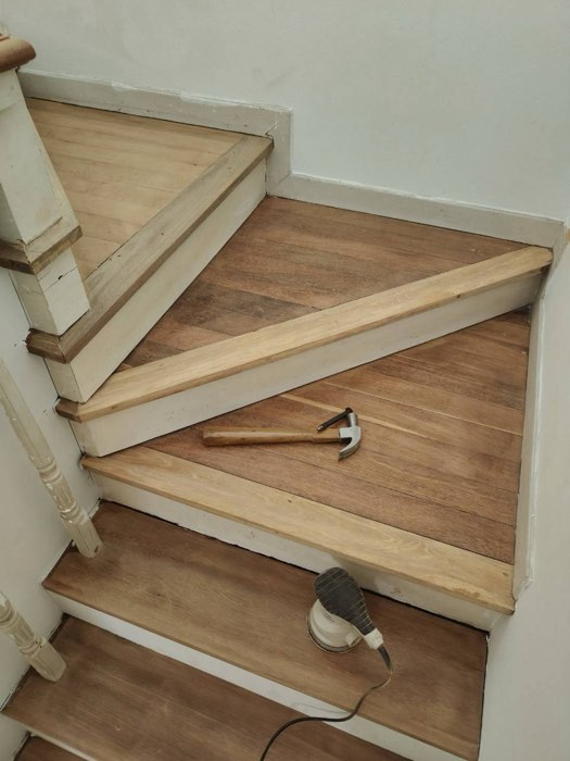 ปูขั้นบันไดไม้จริง โดย TCH Teamwood ช.ฉลองงานไม้