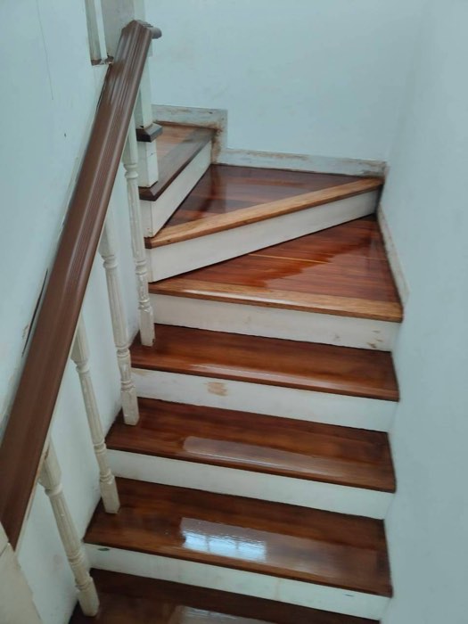 ปูขั้นบันไดไม้จริง โดย TCH Teamwood ช.ฉลองงานไม้