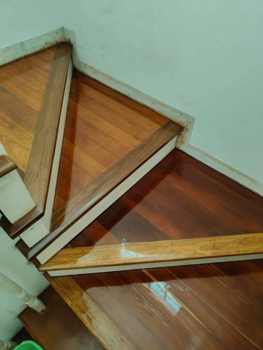 ปูขั้นบันไดไม้จริง โดย TCH Teamwood ช.ฉลองงานไม้