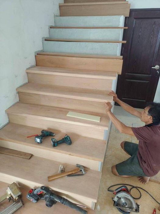 บันไดไม้พร้อมราวบันได โดย TCH Teamwood ช.ฉลองงานไม้