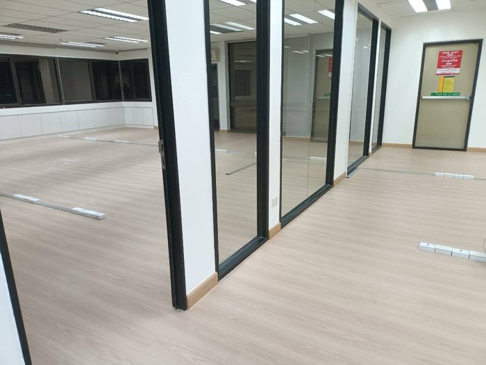ปูกระเบื้องยาง SPC โดย TCH Teamwood ช.ฉลองงานไม้