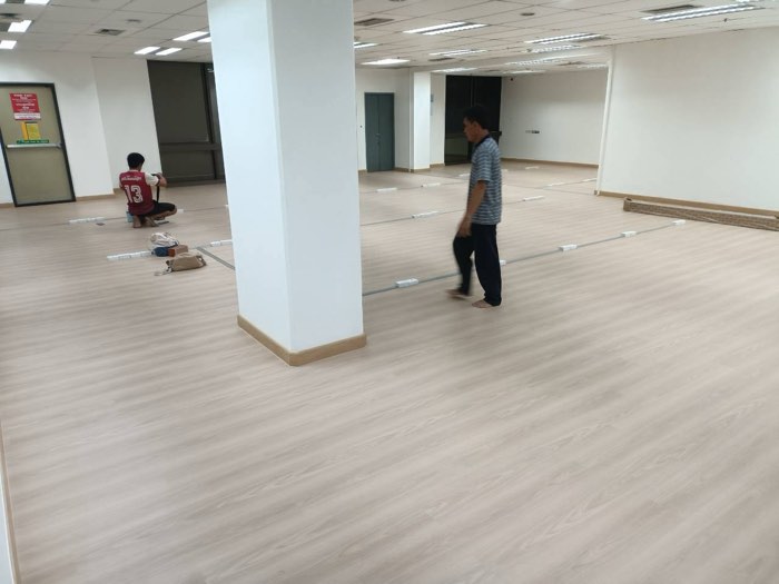 ปูกระเบื้องยาง SPC โดย TCH Teamwood ช.ฉลองงานไม้