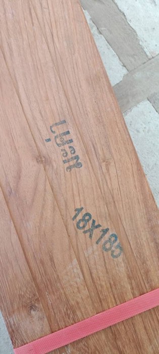 ปูพื้นไม้จริงพร้อมงานบันได โดย TCH Teamwood ช.ฉลองงานไม้