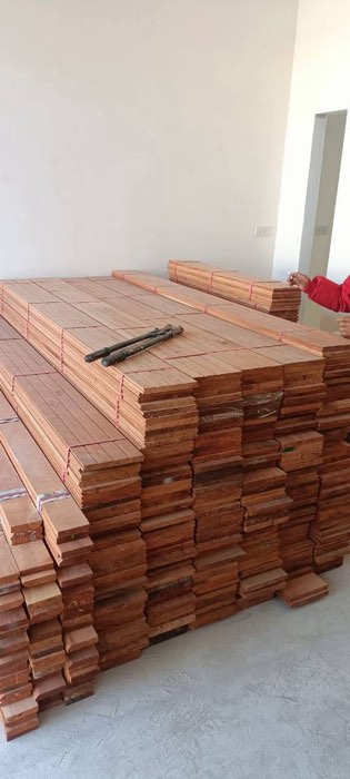 ปูพื้นไม้จริงพร้อมงานบันได โดย TCH Teamwood ช.ฉลองงานไม้